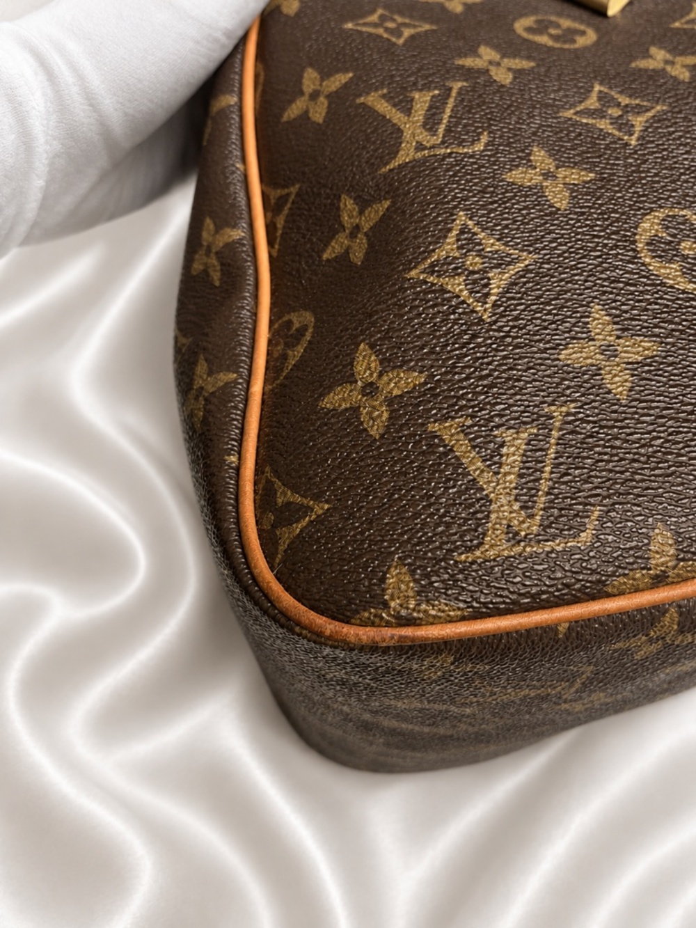 Louis Vuitton Speedy 30 Monogram Handbag - Picture 10 of 16